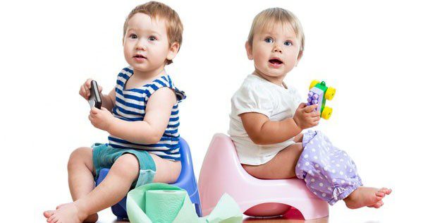 Niños usando orinal