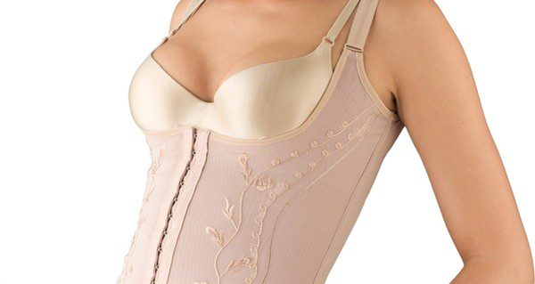 Mujer luciendo una faja-corsé
