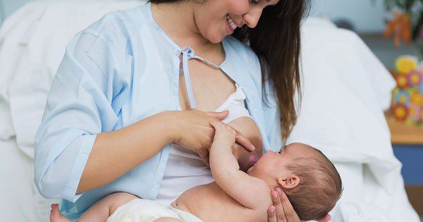 Madre dando el pecho a su hijo