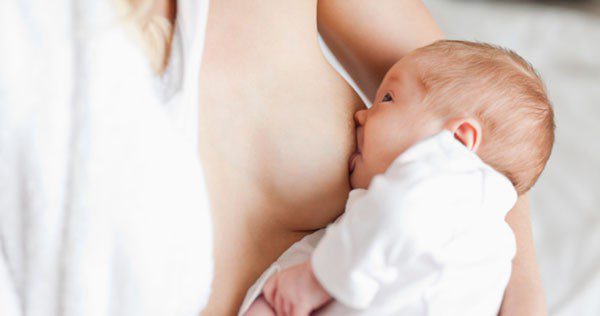 Madre dando el pecho a su hijo