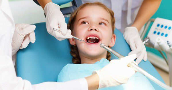 Niña en el dentista