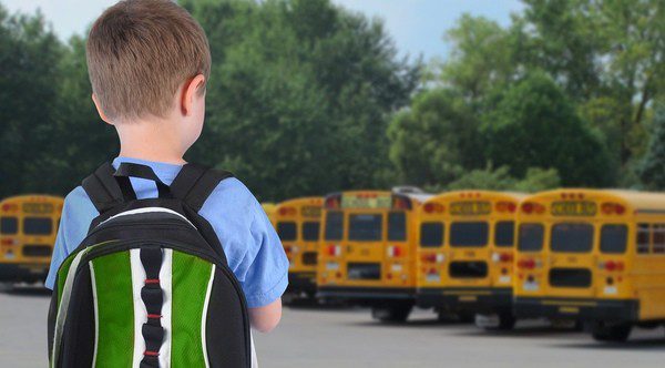 Como padres, debemos controlar el peso de las mochilas de nuestros hijos