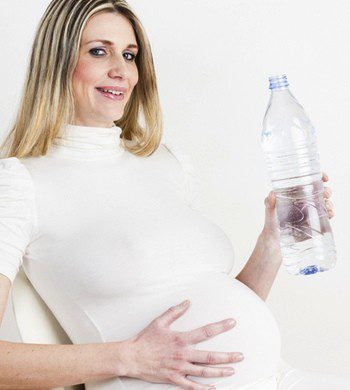 Bebe dos litros de agua al día