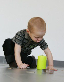 Niño jugando con cerillas