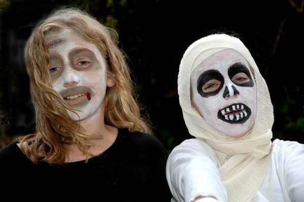 Niños disfrazados de momia y vampiro para celebrar Halloween