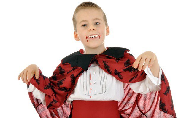 Niño disfrazado de vampiro