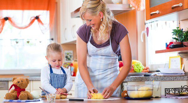 Pasa tiempo con tus hijos cocinando postres para Halloween