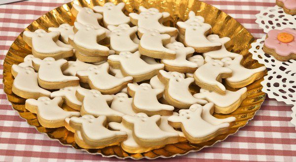 Galletas con forma de fantasma preparadas masa