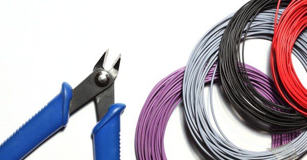 Alambre y alicates: útiles para hacer una momia de tela