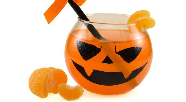 Vasos calabaza con zumo de naranja