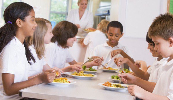 Grupo de escolares empezando a comer