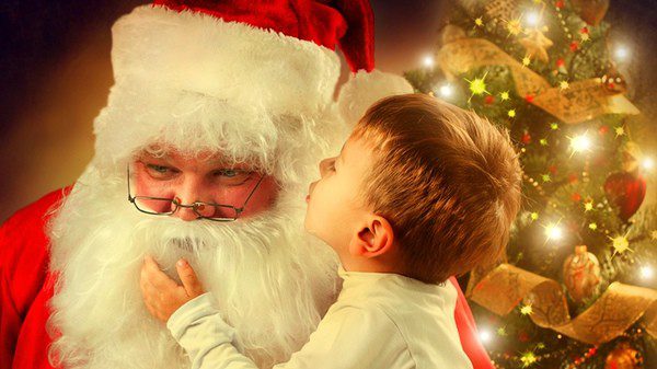 Pequeño contándole a Papá Noel cómo se ha portado este año