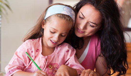 Madre e hija realizando manualidades