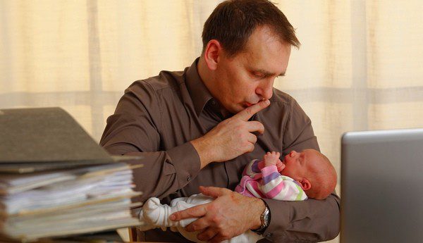 La baja por paternidad también conlleva ciertos trámites