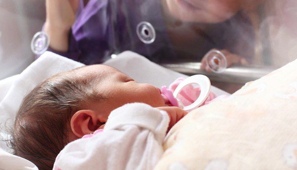 Los niños prematuros pueden necesitar ser tratados en una Unidad de Atención Temprana