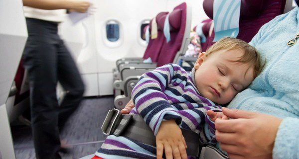 Debemos ir adaptando a los niños a los cambios horarios para que no sufran tanto los efectos del jet lag