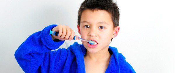 Niño lavándose los dientes
