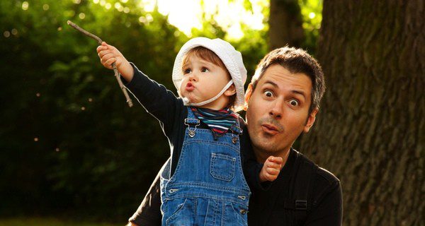 Padre e hijo disfrutando de un día juntos