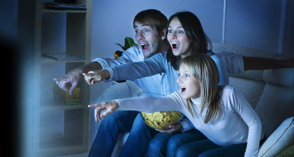 Si no queréis salir de casa, una tarde de cine en casa es una buena idea