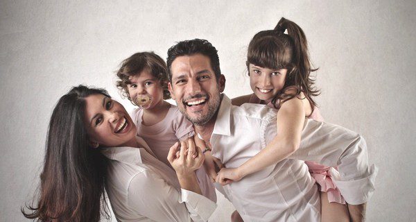 Familia celebrando el Día del Padre