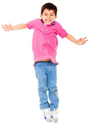 Niño hiperactivo saltando