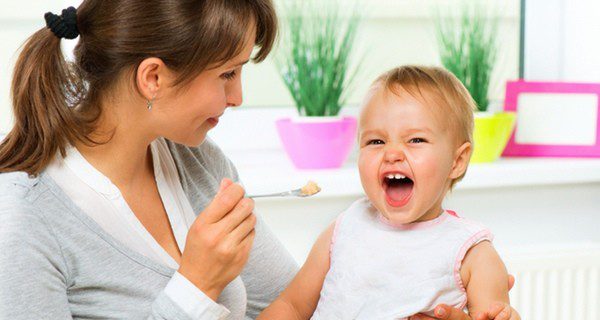 Madre dando de comer a su bebé