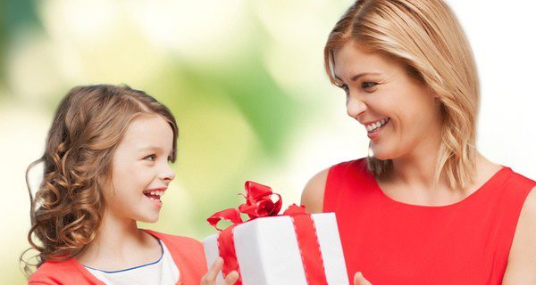Si recibes un regalo, muéstrate ilusionada