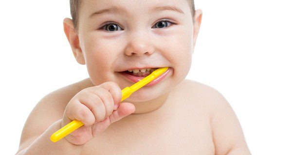 ¿Cuándo tiene que comenzar el pequeño a lavarse los dientes?