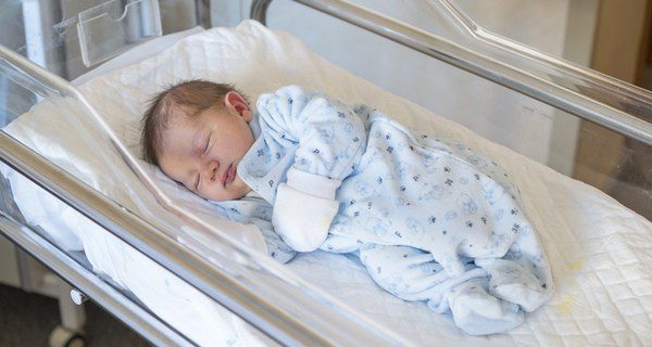 El bebé agradecerá más el calor de su madre que la incubadora