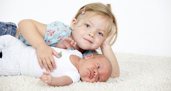 Más consejos para frenar los celos del hijo mayor
