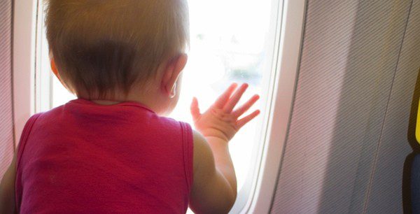 Coloca una sillita especial para que tu bebé viaje adecuadamente 