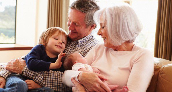 Los abuelos tienen experiencia con los pequeños