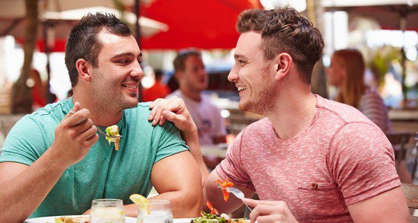 Si te dan la espalda por tu homosexualidad, no eran realmente amigos