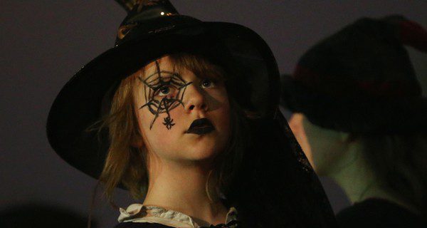 Un vestido negro, extensiones de pelo negro y un buen gorro de bruja son imprescindibles
