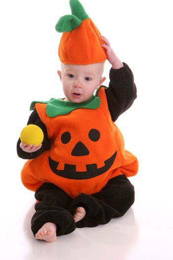 Bebé vestido de calabaza