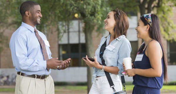 Visita las instalaciones del campus y pregunta a antiguos o actuales alumnos de la facultad