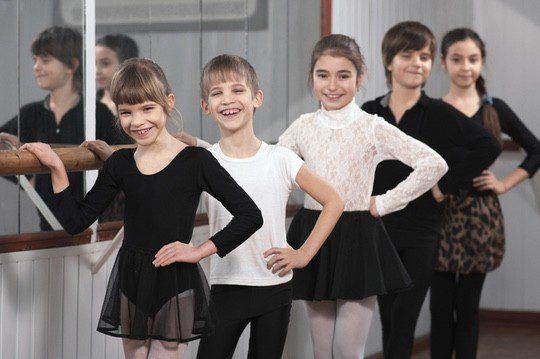 El ballet estimula el trabajo en equipo, facilita la sociabilización y mejora su autoestima