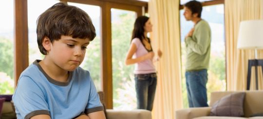 Niño con padres divorciados