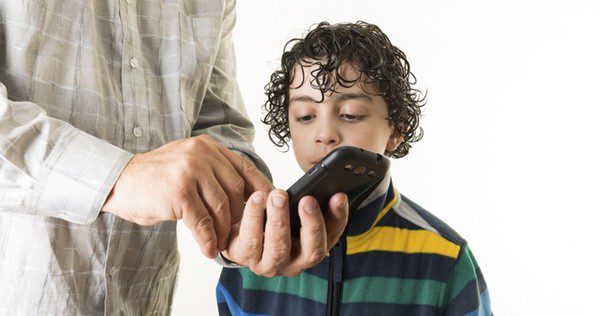 Enseña a tu hijo los peligros de tener móvil