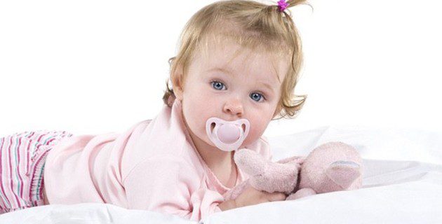 Bebe en la cama