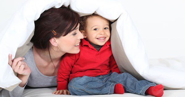 Madre e hijo en la cama
