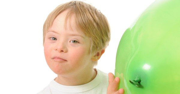 Niño con Síndrome de Down con un globo