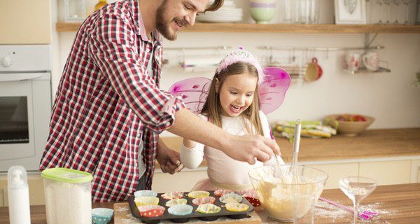 Con la ayuda de un adulto, prepararemos la repostería para esta merienda tan especial