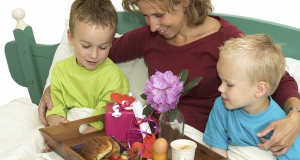 Puedes hacer un desayuno dulce con la ayuda de un adulto y llevárselo a mamá a la cama