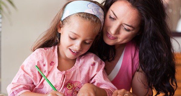 Madre e hija comparten tiempo juntas