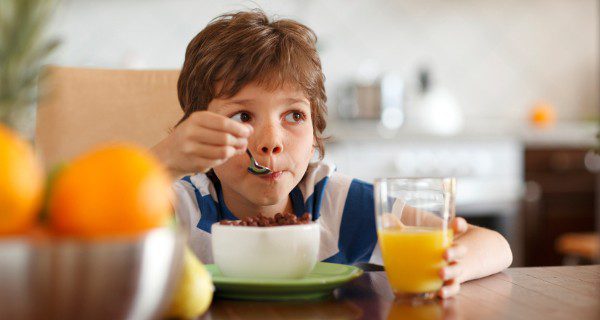 Darle cierta autonomía para escoger o preparar el desayuno puede ayudar a que le apetezca más
