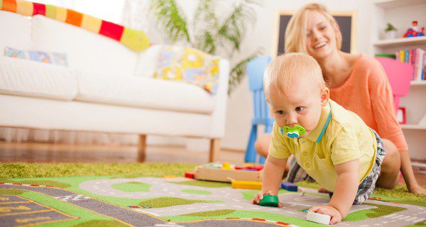 Pediatras, psicólogos, pedagogos o fisioterapeutas son profesionales que trabajan en Atención Temprana