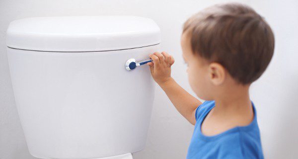 Es importante mantener unos horarios fijos para acostumbrar a nuestro hijo a orinar sin pañal