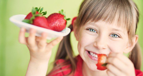 La fruta es una excelente merienda para los niños