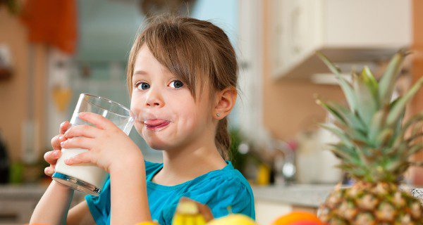 Los niños necesitan beber leche, pero esta no es la única fuente de calcio que deben tomar